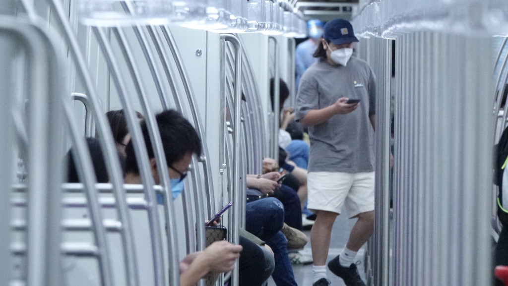 봉쇄 해제 첫날 상하이 전철 승객들