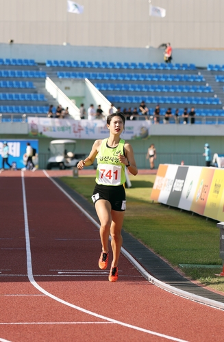 한국 여자 1,500ｍ 역대 선수 기준 4위 기록을 작성한 김유진 