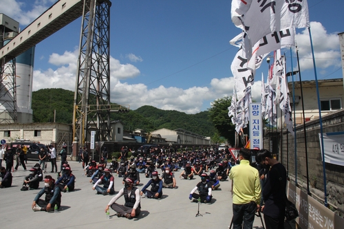 충북도 화물연대 파업 돌입…시멘트 업계 초긴장