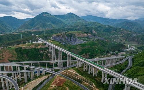 중국 윈난성 쿤밍에 건설된 고속철·고속도로 교량들