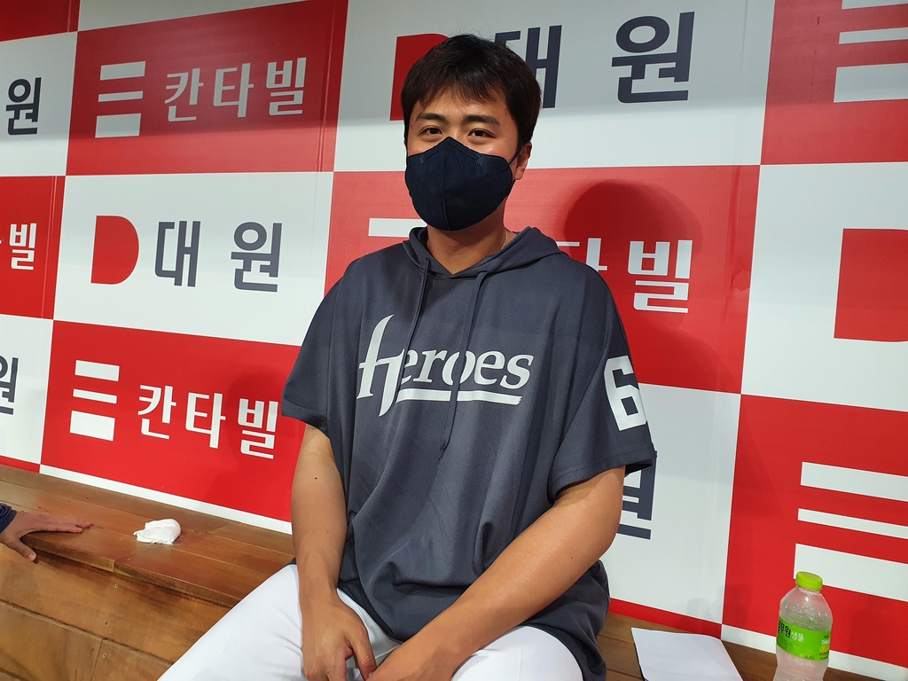 인터뷰하는 이영준