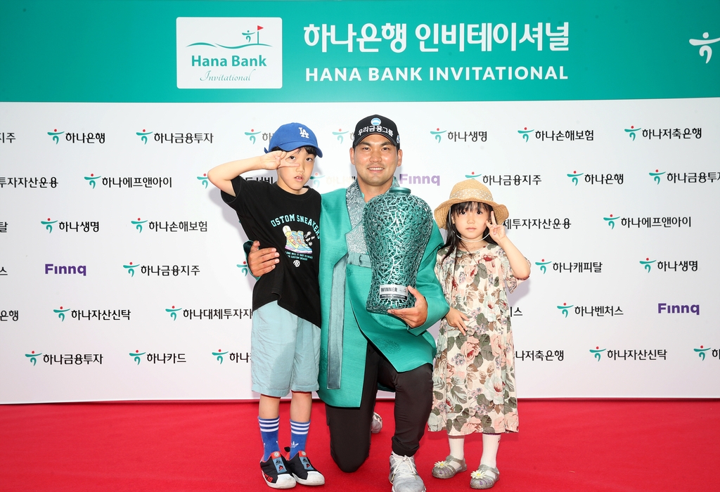 트로피 들고 아들 주원(왼쪽), 딸 주아(오른쪽)와 포즈 취한 이준석