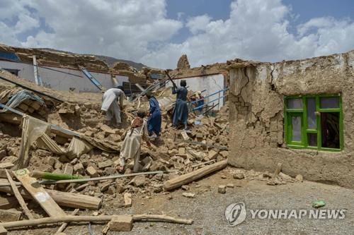 아프간 파크티카주의 강진 피해 가옥에서 23일 진행된 구조 작업.