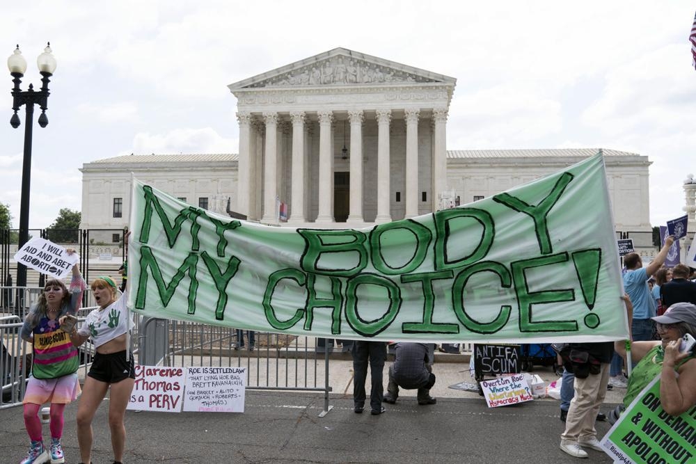 연방대법원 앞에서 시위하는 낙태 옹호론자들