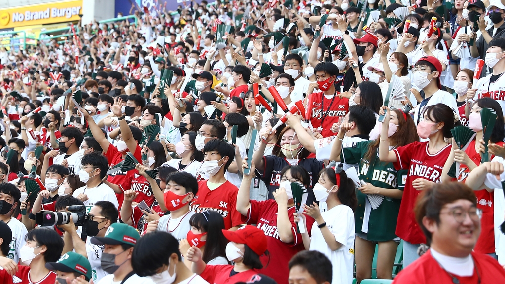 인천 SSG랜더스필드에서 열띤 응원을 펼치는 1만7천명 관중