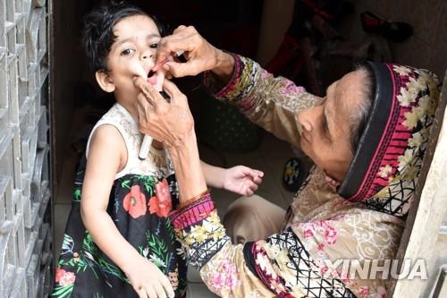 파키스탄 라호르에서 진행된 소아마비 접종.
