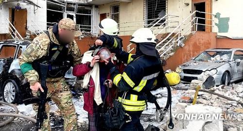 미사일 피격 건물서 구조되는 우크라이나 여성