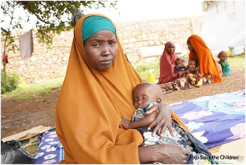 소말리아 바이도아에 위치한 세이브더칠드런 의료 센터에서 영양실조를 진단받은 모녀. [세이브더칠드런 제공]