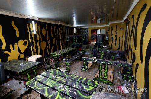 지난달 26일 십대 위주로 21명이 의문사한 남아공 이스트런던의 술집 내부 전경 
