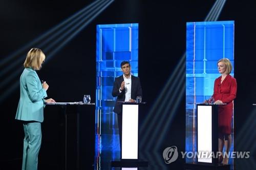 TV 토론 참가한 리시 수낵 전 재무부 장관(왼쪽), 리즈 트러스 외무부 장관(오른쪽)