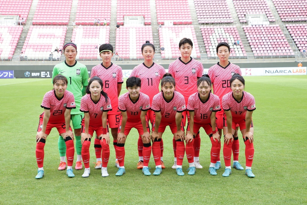 대만전을 앞두고 기념 촬영한 한국 여자축구 국가대표 선수단.