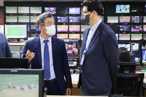 서울경마공원 국제 방송실을 방문한 정기환 한국마사회장(왼쪽).