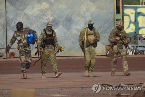 영 정보기관 "정규군 부족한 러, 우크라 최전선에 용병 배치"