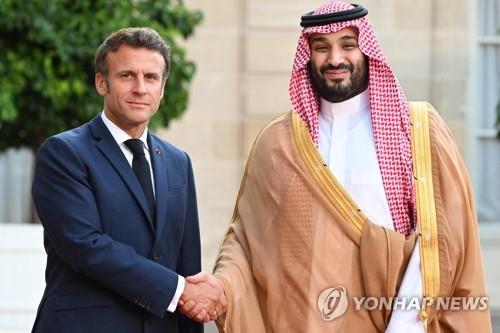 악수하는 프랑스 대통령과 사우디 왕세자