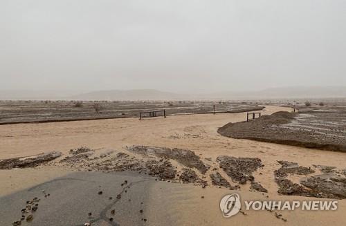 폭우로 돌발 홍수가 발생한 미국 데스밸리 공원