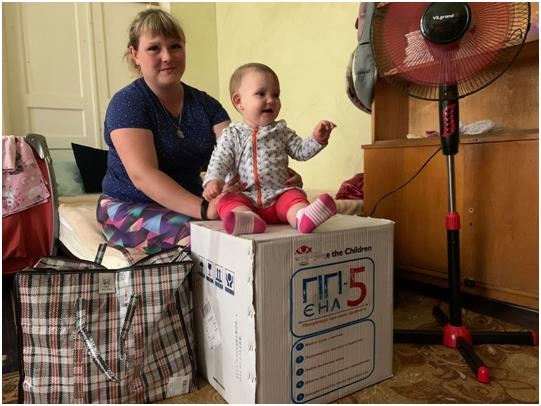 세이브더칠드런을 통해 식료품, 물, 위생 키트를 지원받은 우크라이나 가족