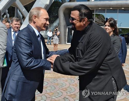 블라디미르 푸틴 러시아 대통령(왼쪽)과 악수하는 스티븐 시걸