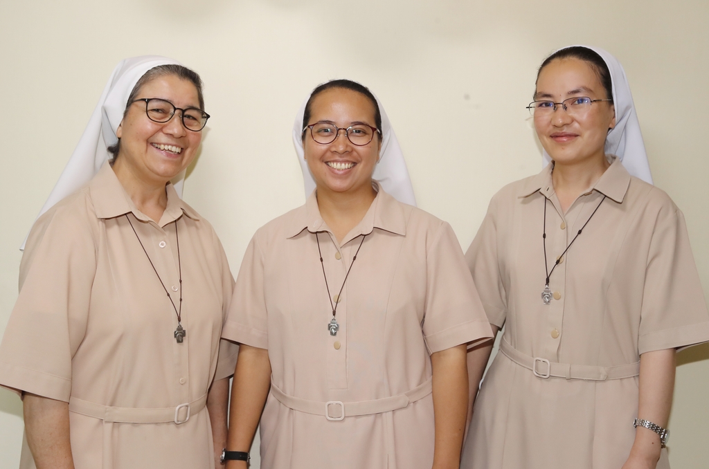 왼쪽부터 마르가리타, 모렐레스 카렌, 테레사 수녀