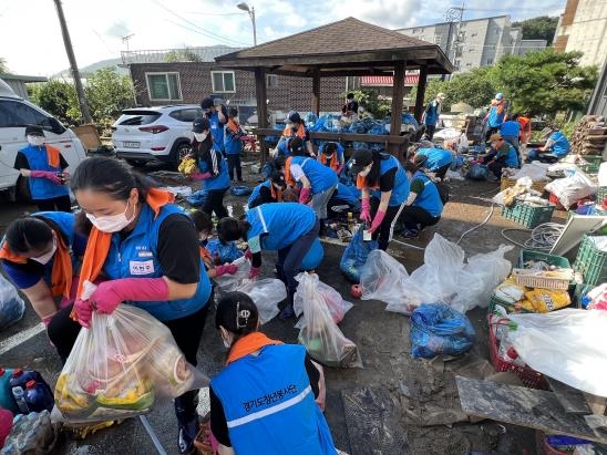 고기리에서 수해 복구 돕는 경기도 청년봉사단원들