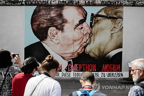 베를린 장벽 유명 벽화 '형제의 키스' 그린 러 화가 별세