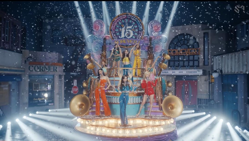 일본 디즈니씨 15주년 로고 표절 논란이 인 소녀시대 뮤직비디오 속 세트 디자인