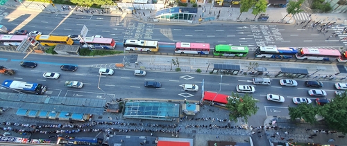 퇴근길에 버스를 기다리는 시민들 