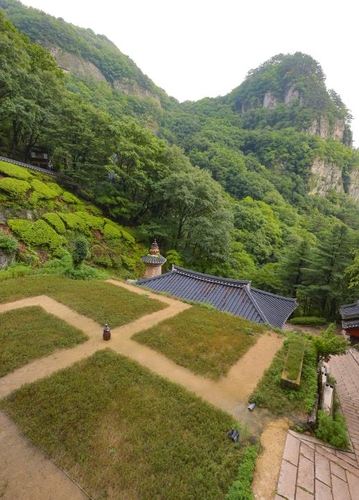 청량사 경내에서 볼 수 있는 卍(만)자 [사진/성연재 기자]