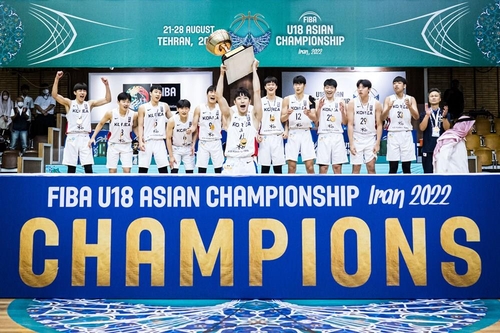 한국, 일본에 10점 차 역전승…U-18 아시아농구 22년 만에 우승
