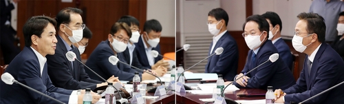 김진태 지사(왼쪽)와 김우영 민주당 도당 위원장(오른쪽)