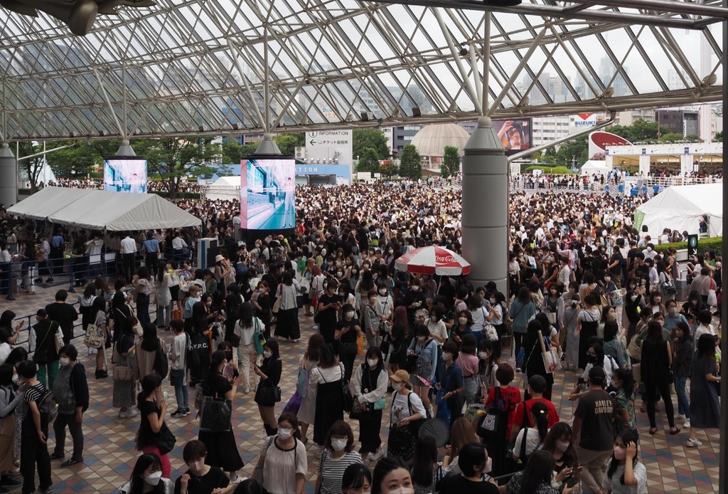 'SM타운 라이브 2022'가 열리는 도쿄돔에 입장하는 K팝 팬들