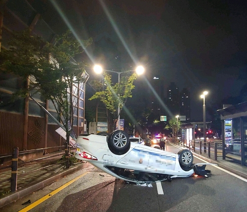 부산서 빗길에 미끄러진 택시 전복…승객 부상