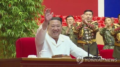 북한 김정은, 코로나19 방역 군의관들 불러 격려