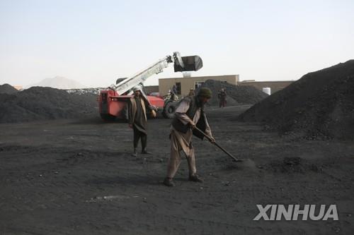 아프간 카불의 석탄 야적장.
