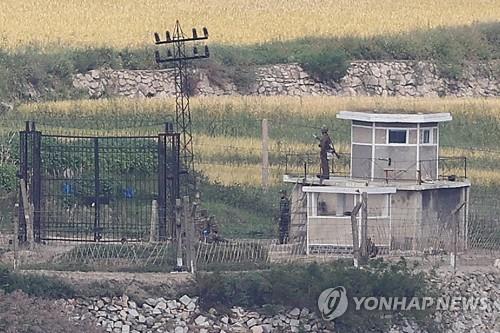 강화도 통일전망대에서 바라본 북한 개풍군 군 초소
