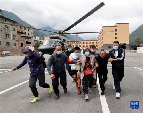헬기로 구조된 하이뤄거우 고립 주민들