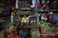 주춤하던 인도 물가 다시 상승…식품 가격 부담에 7% 올라