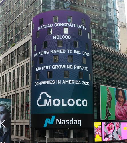 뉴욕 타임스스퀘어 전광판에 게시된 몰로코 Inc. 5000 기념 광고