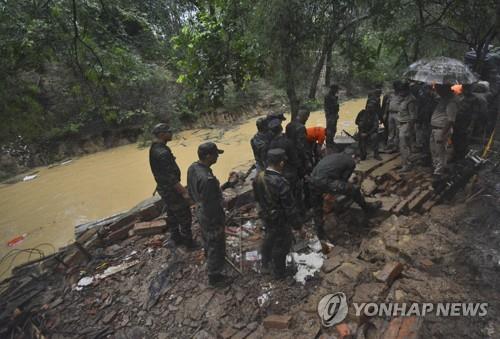 인도 우타르프라데시주 주택 붕괴 현장에서 진행된 구조작업.