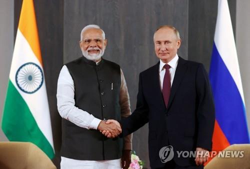 모디 인도 총리와 악수하는 푸틴 러시아 대통령