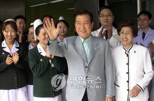 국군서울지구병원서 퇴원하는 김대중 대통령