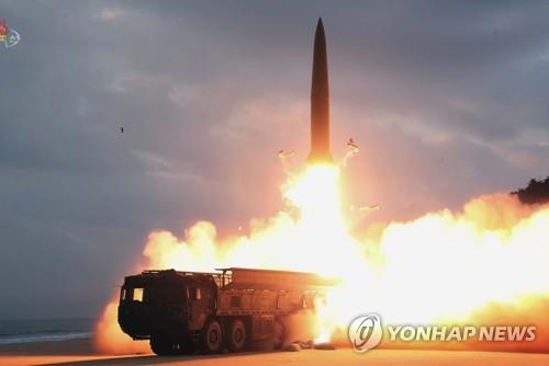 북한, 탄도미사일 발사…美핵항모 입항 '무력시위'(종합)