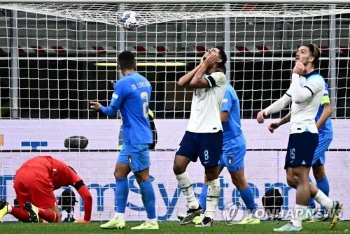 이탈리아전서 슛 놓치고 아쉬워하는 잉글랜드의 주드 벨링엄(가운데)
