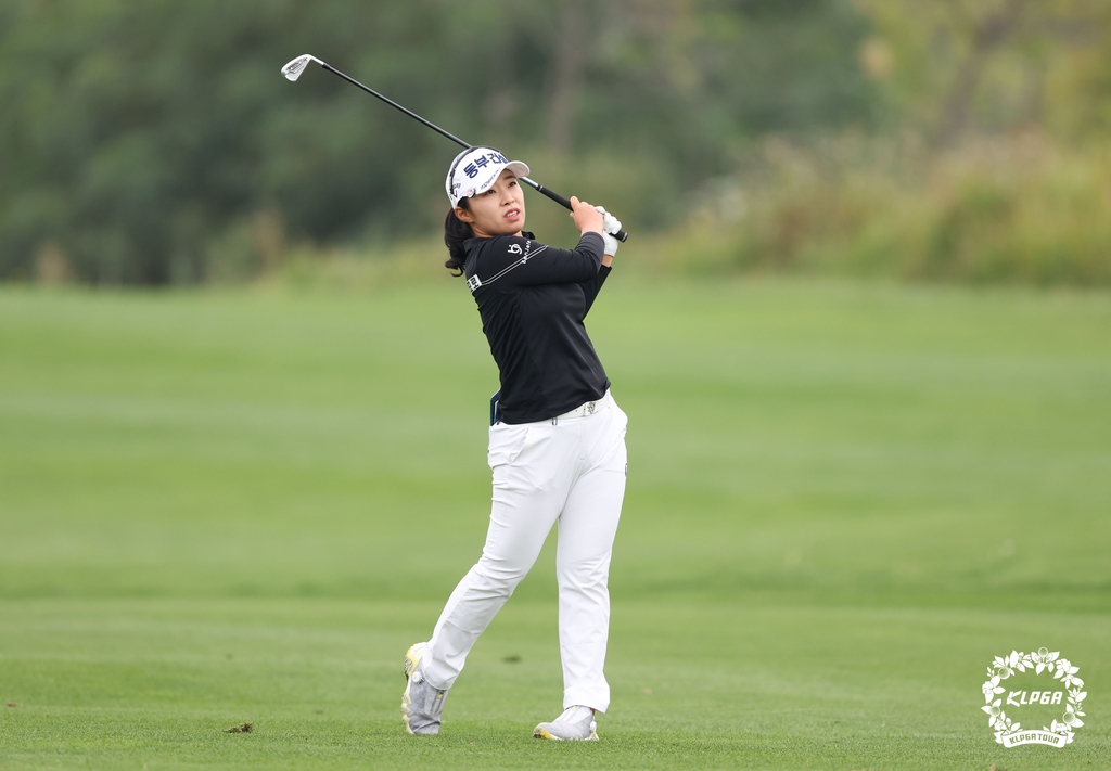 kim-su-ji-wins-hana-tour-klpga-financial-championship-trophy-for-2