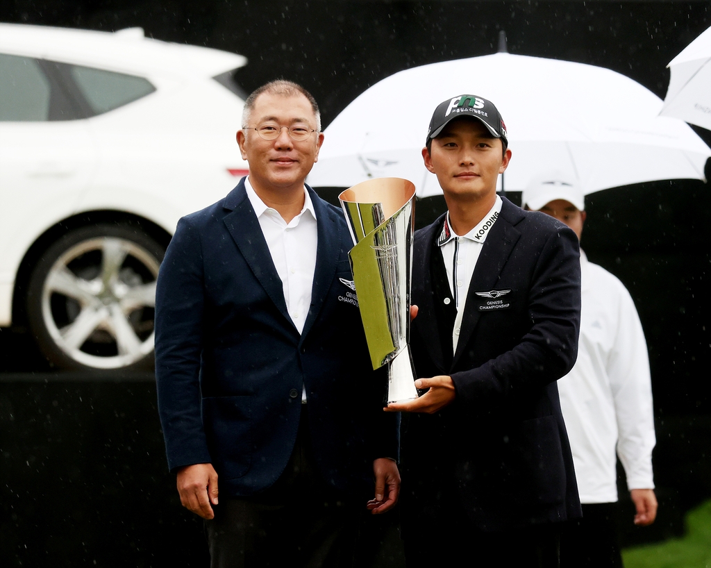 정의선 현대자동차그룹 회장(왼쪽)과 우승자 김영수
