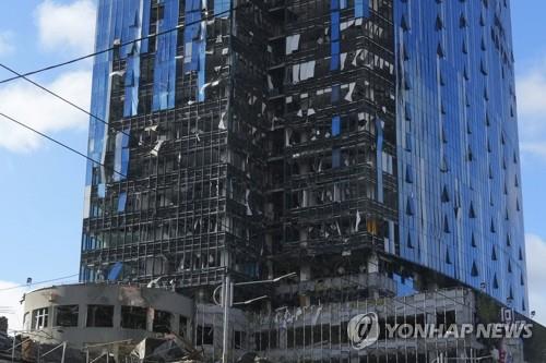 키이우에서 경찰이 러시아 폭격을 받은 현장을 통제하고 있다. [AP 연합뉴스 자료사진. 재판매 및 DB 금지]