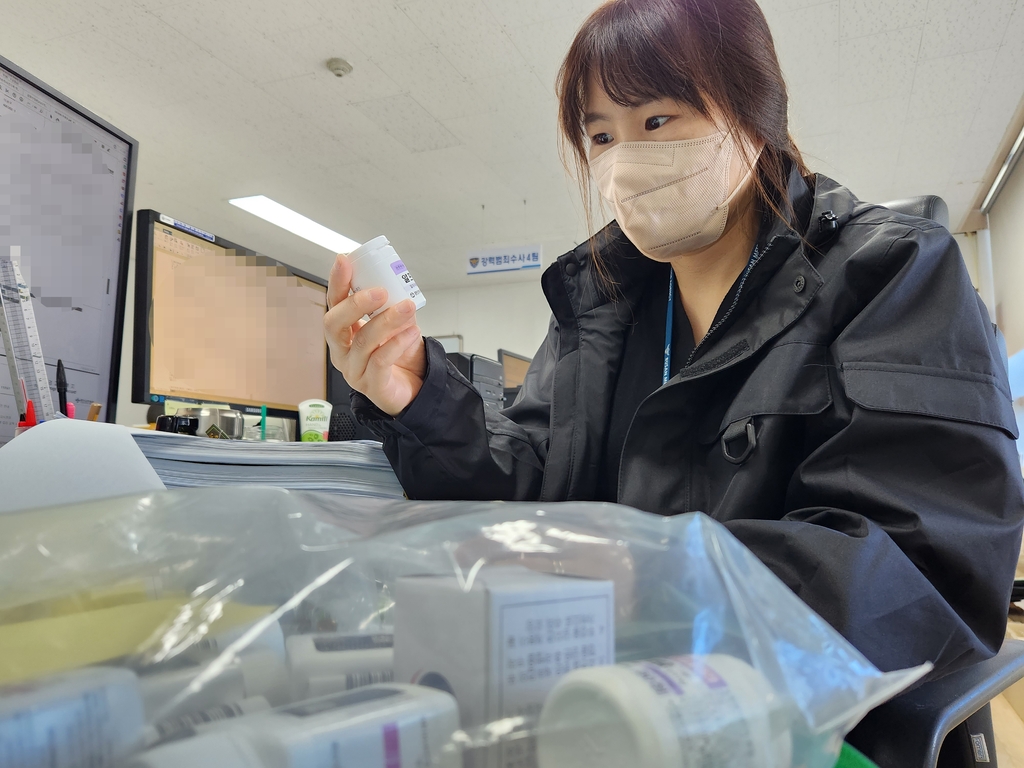 압수한 물품 보는 조은정 경장