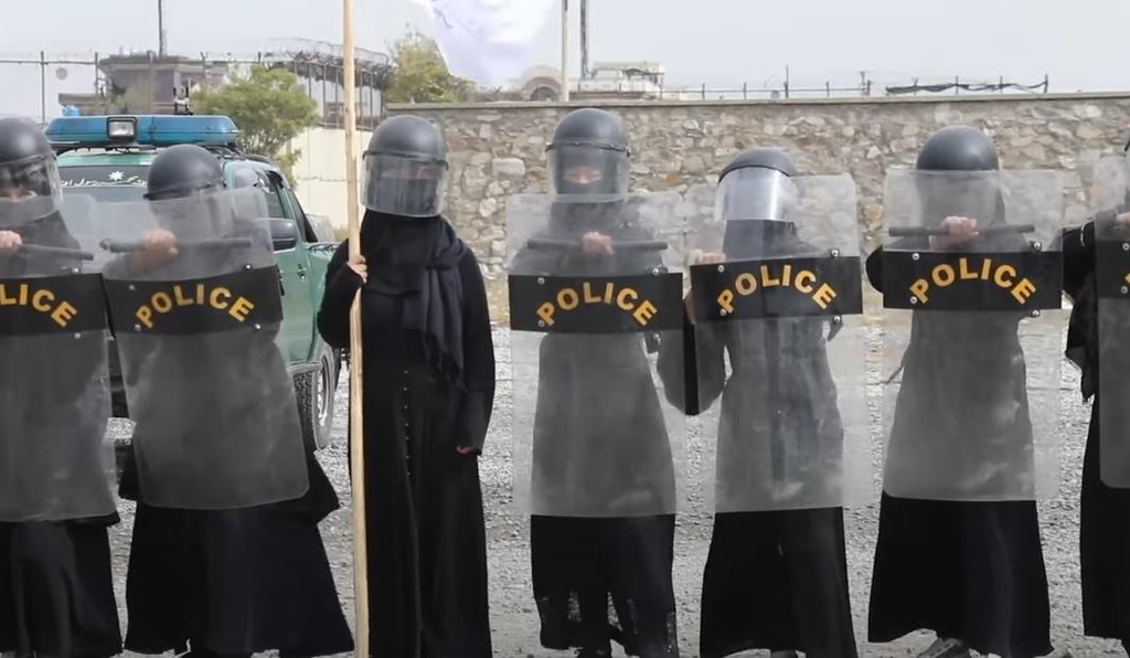 부르카를 착용한 아프간 여성 경찰.