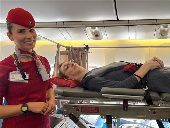세계 최장신 여성이 루메이사 겔기가 터키항공 여객기를 타고 비행하고 있다. [루메이사 겔기 인스타그램 갈무리. 재판매 및 DB 금지] 