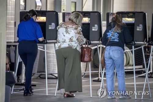 미국 위스콘신주에서 투표하는 유권자들