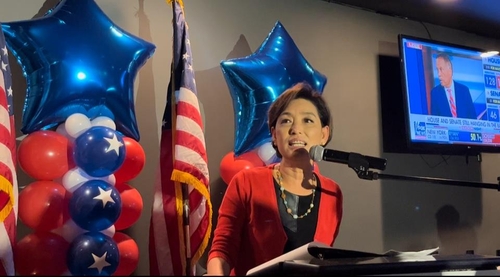 지지자들에게 감사 연설하는 영 김 미국 연방하원의원(공화·캘리포니아주)